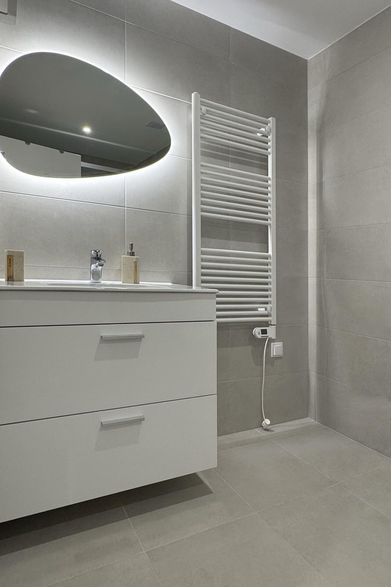 11 – MBR Bath 1